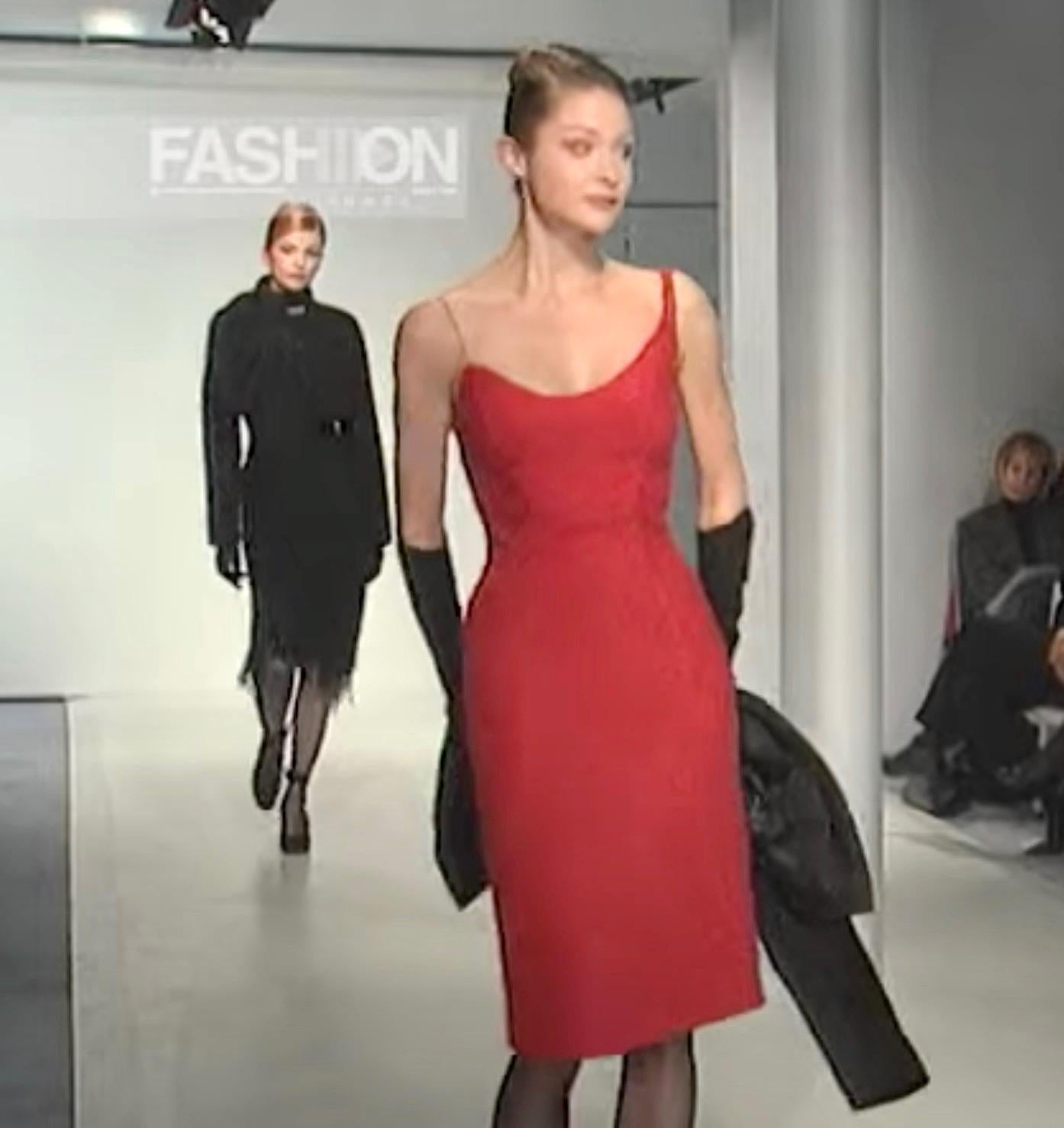 F/W 1999 Thierry Mugler Red Buclé Asymmetric Chain Runway Bodycon Wool Dress