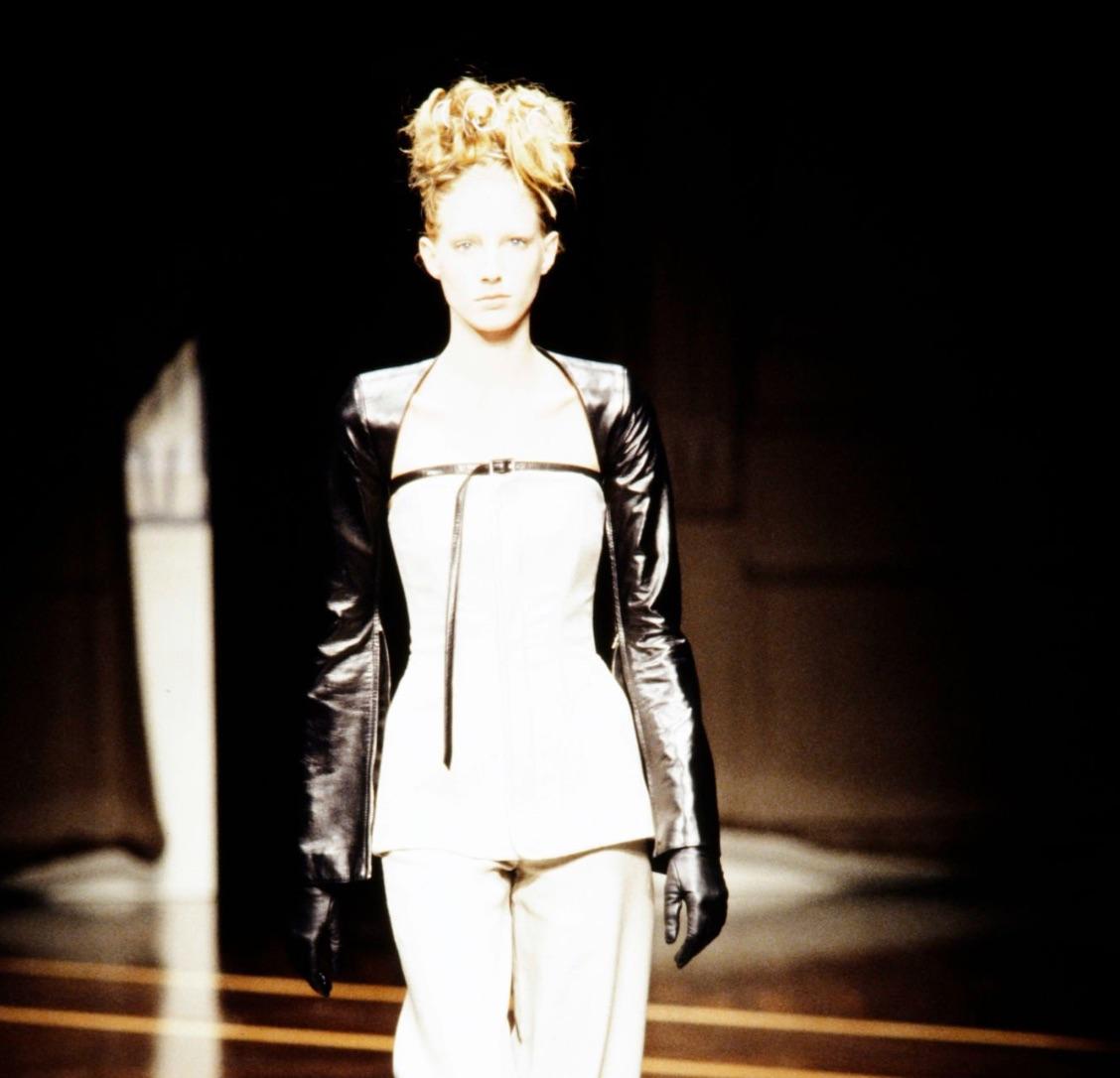 F/W 1999 Gianfranco Ferré Runway Beige Strapless Boned Corset Top - RealList