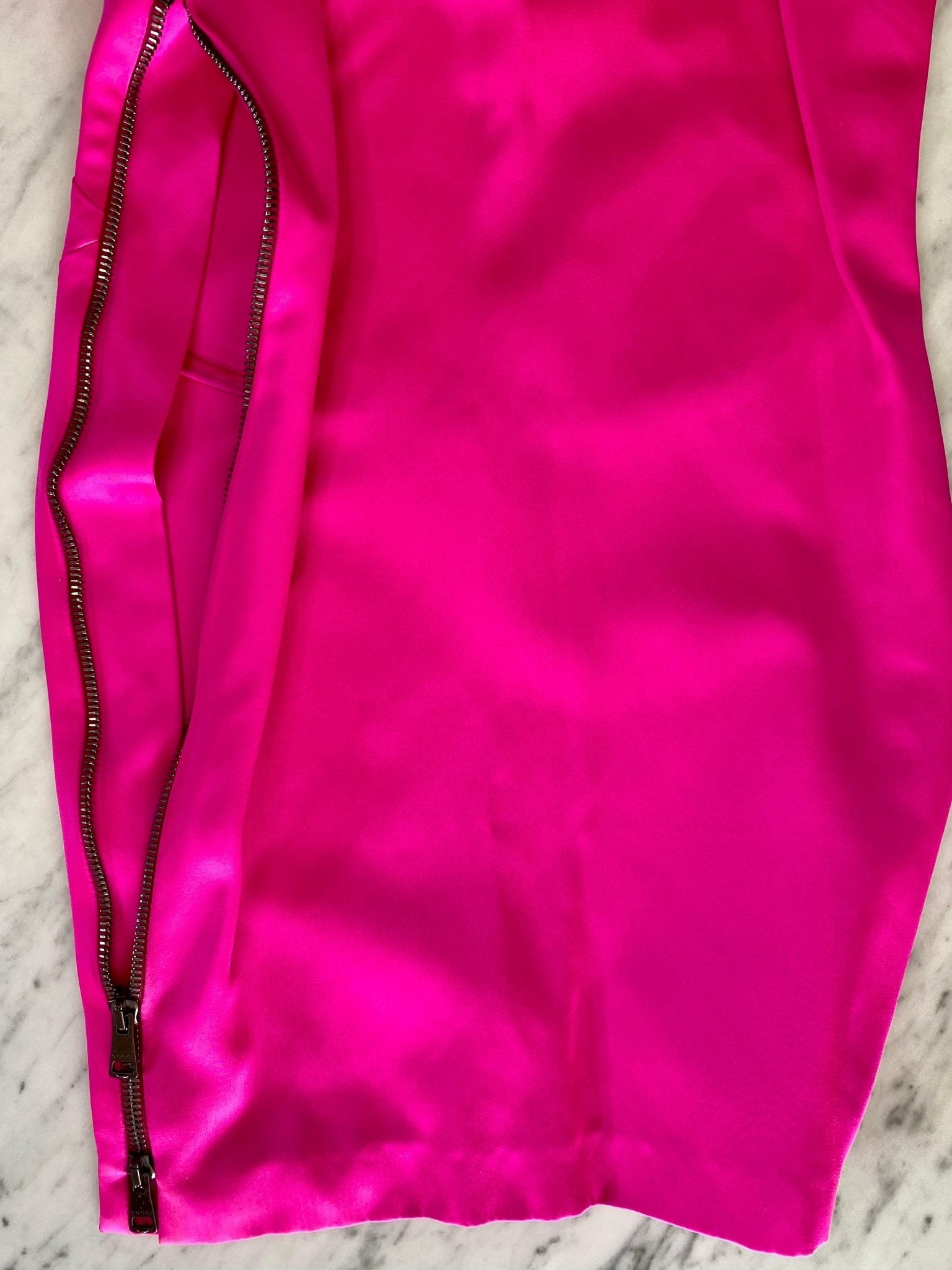 F/W 2001 Gucci by Tom Ford Hot Pink Silk Satin Zipper Mini Dress Runway - RealList