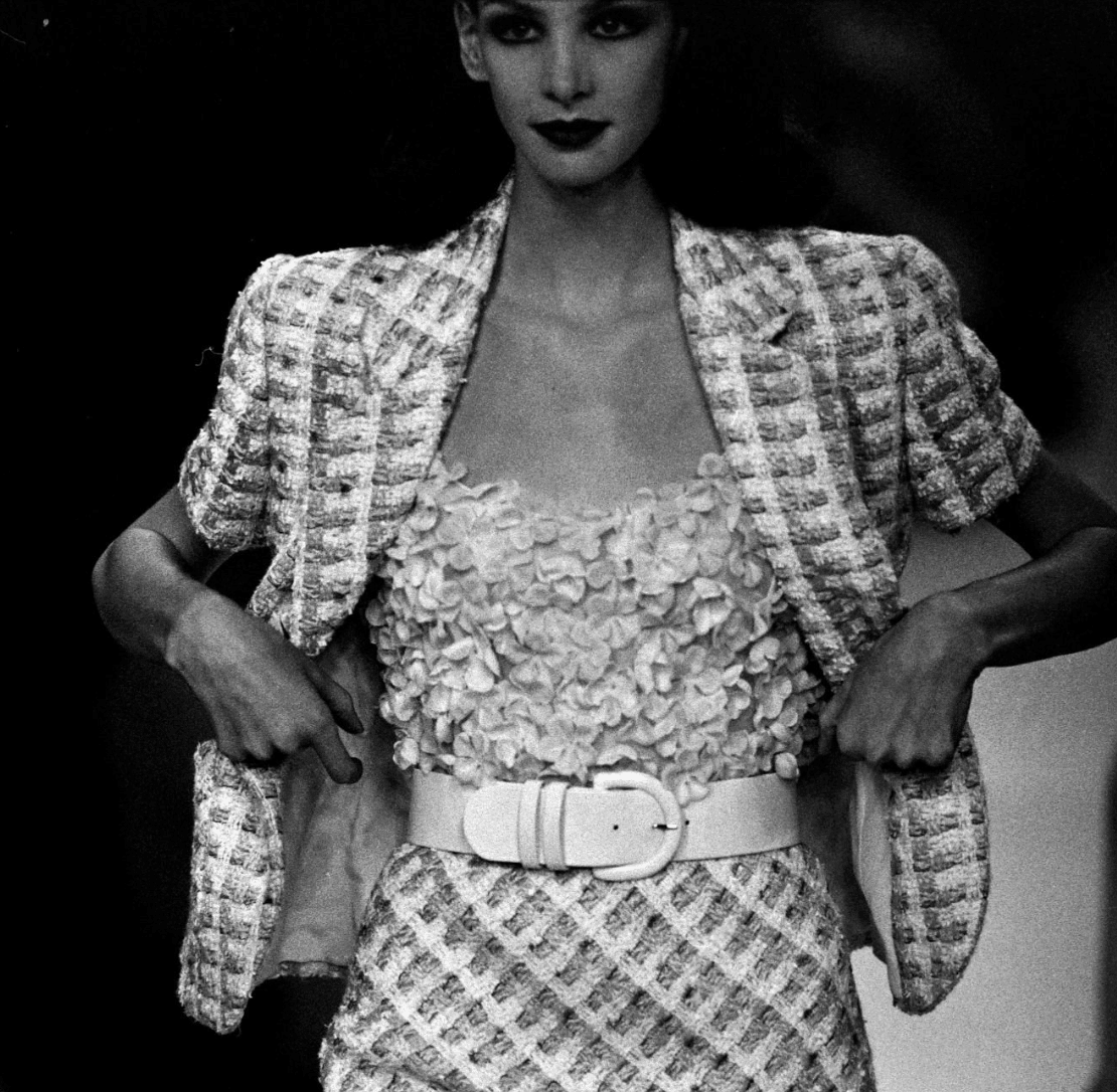 S/S 1995 Bill Blass Runway Pink White Tweed Short Sleeve Belted Skirt Suit - RealList