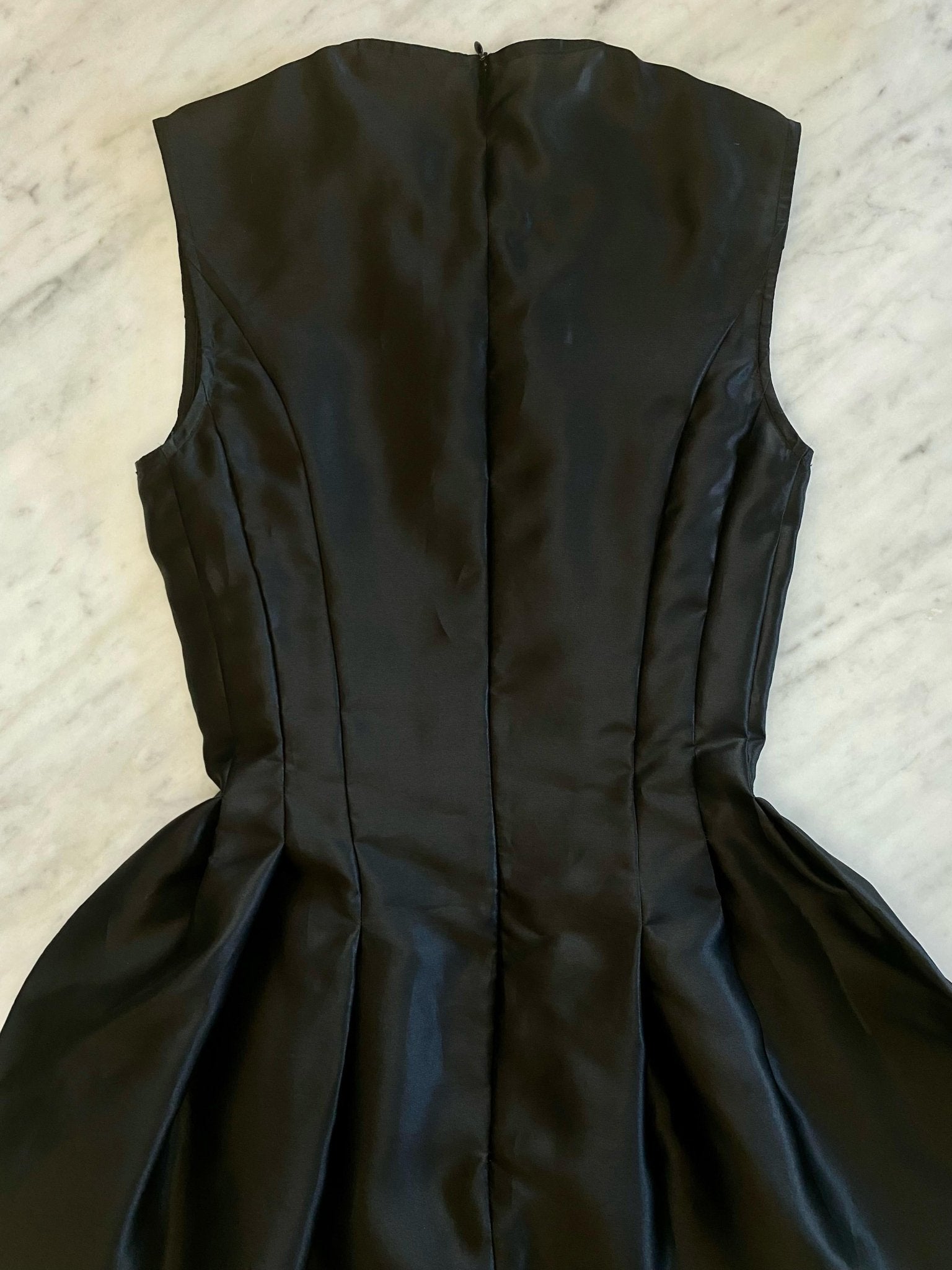 S/S 1995 Gucci by Tom Ford Runway Debut Structured Black Silk Dress - RealList