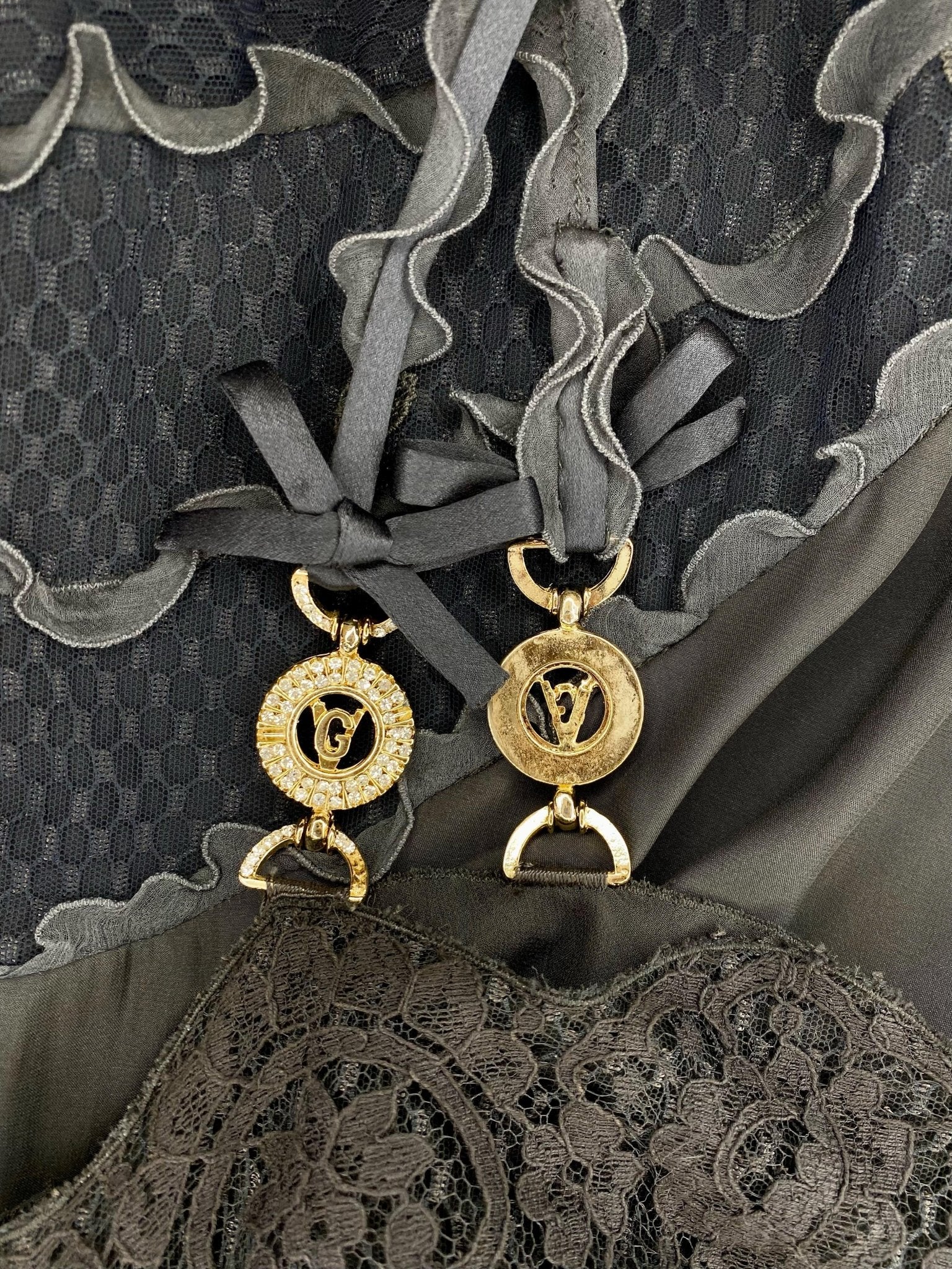 S/S 1997 Gianni Versace Finale Naomi Campbell Grey Lace Gown Logo Strap - RealList