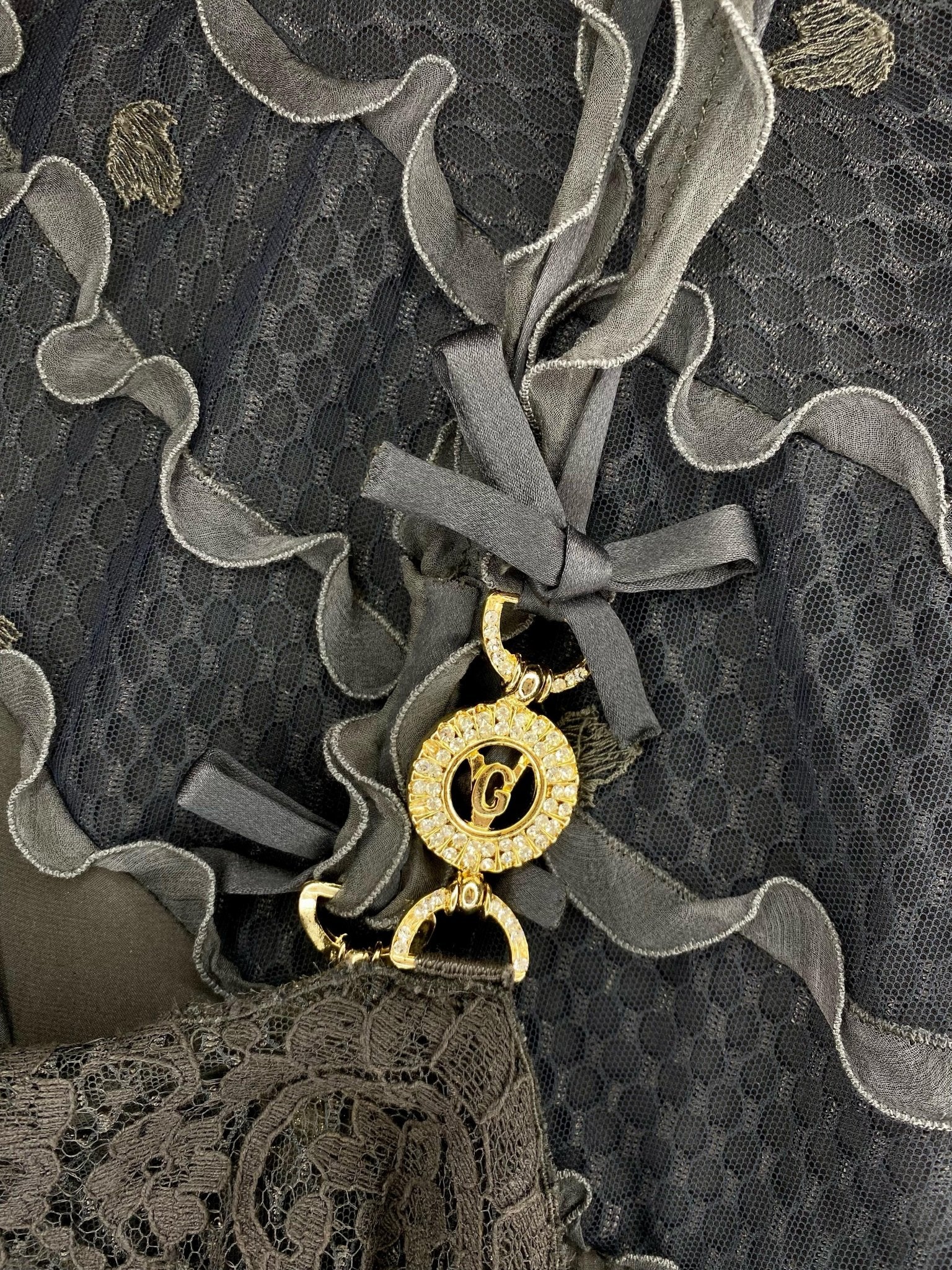 S/S 1997 Gianni Versace Finale Naomi Campbell Grey Lace Gown Logo Strap - RealList