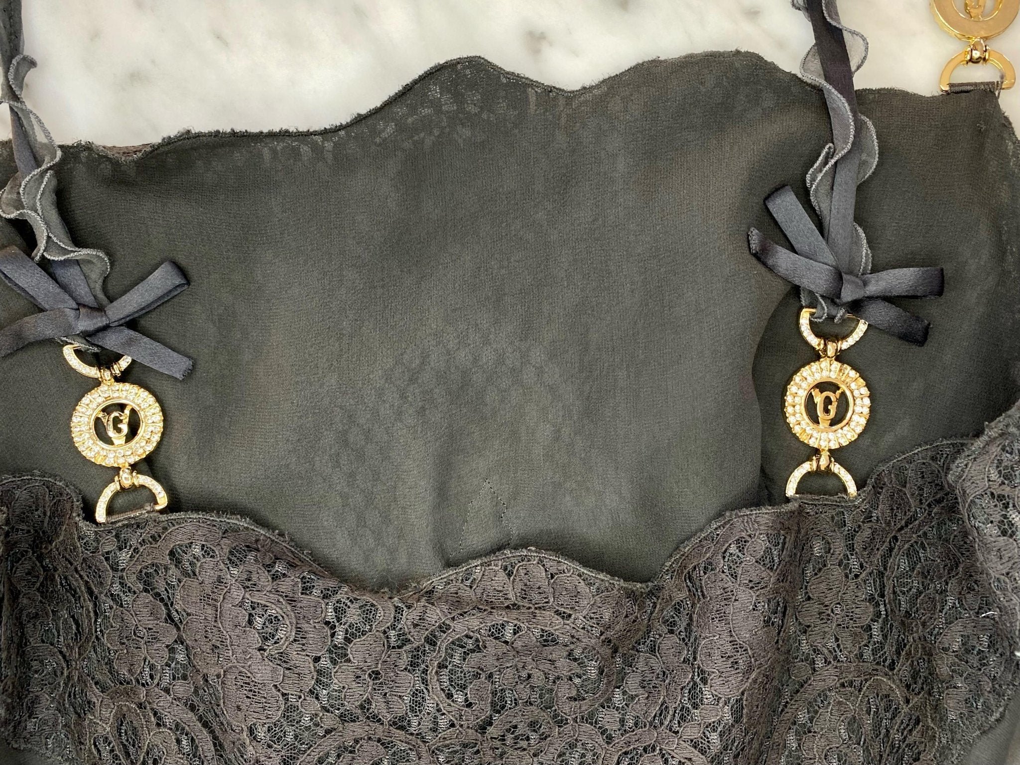 S/S 1997 Gianni Versace Finale Naomi Campbell Grey Lace Gown Logo Strap - RealList